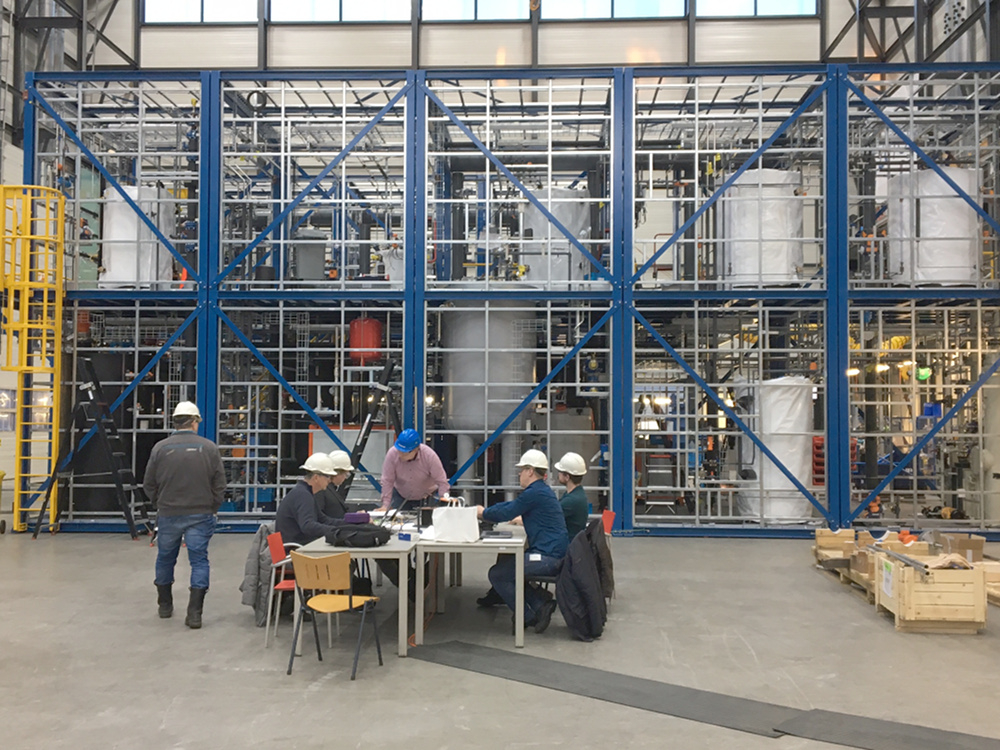 De biorefinery pilot plant van Avantium in Delfzijl (op de foto nog in opbouw) draait sinds medio juli 2018