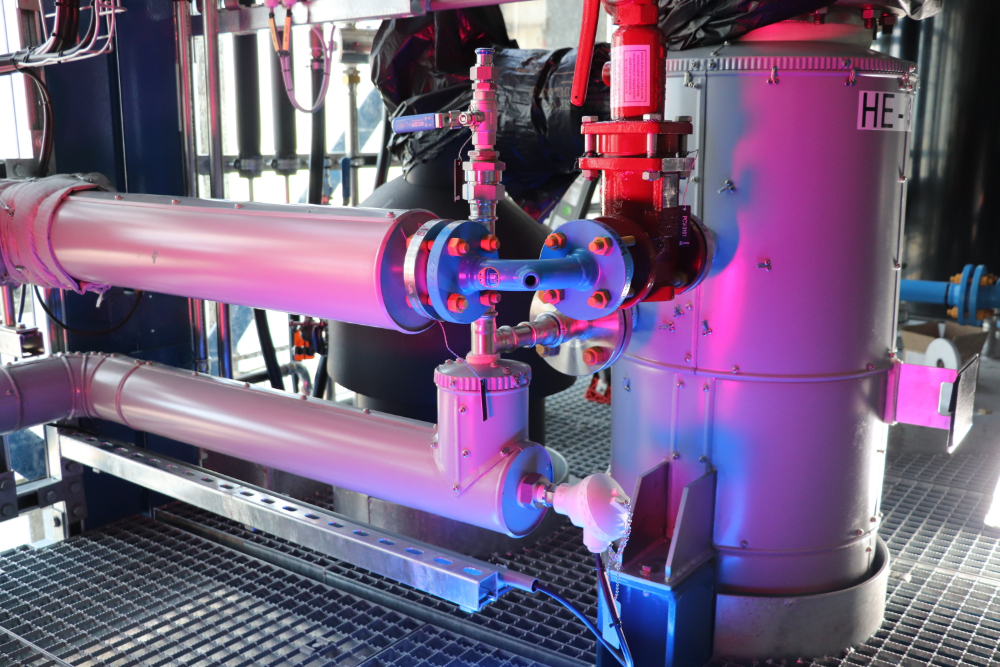 De proeffabriek van Avantium voor de productie van glucose uit houtsnippers bestaat onder andere uit zes kolomvormige reactoren, uitgevoerd in pvc, dat goed bestand is tegen zoutzuur