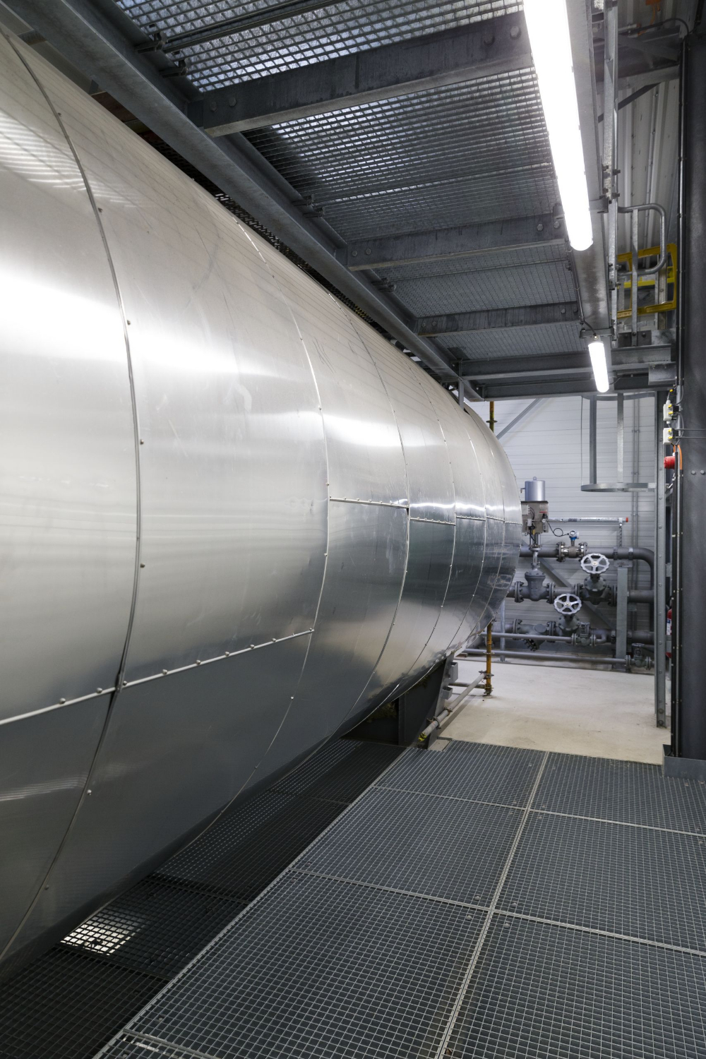 Het terugkerende condensaat wordt opgevangen in een tank van 50 m³ op lage druk en temperatuur