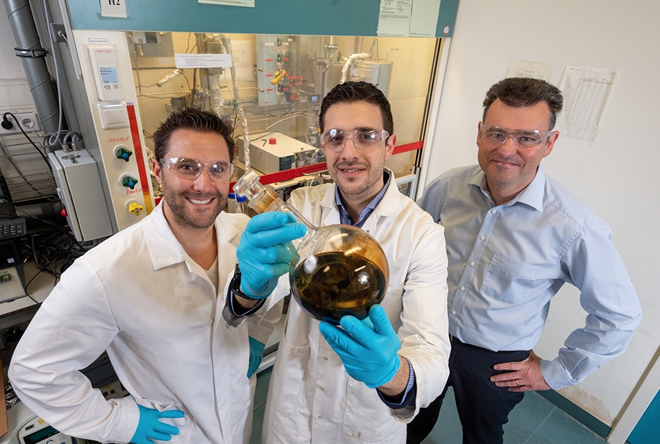 Van links naar rechts: Vertoro oprichters Michael Boot en Panos Kouris samen met wetenschappelijk adviseur Prof. Emiel Hensen van de TU Eindhoven