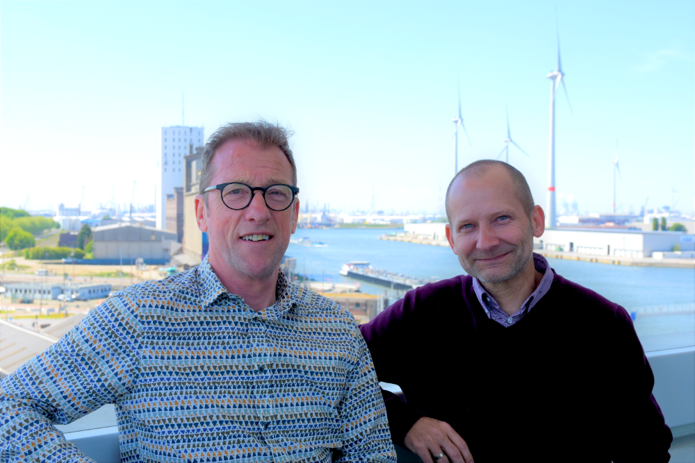 Jan Van Havenbergh en Luc Van Ginneken, respectievelijk managing director en program manager van Catalisti: “Als we de chemiesector hier willen houden dan moeten we snel leidend worden in milieuvriendelijke processen”