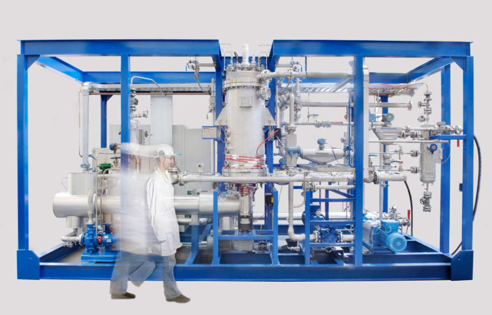 De eerste industriële referentie voor de HWK: een demo-installatie voor het zuiveren van paraxyleen voor BP (België). De HWK in het midden heeft een diameter van 55 cm en 50 filterpijpen en kon 9 ton paraxyleen per uur zuiveren