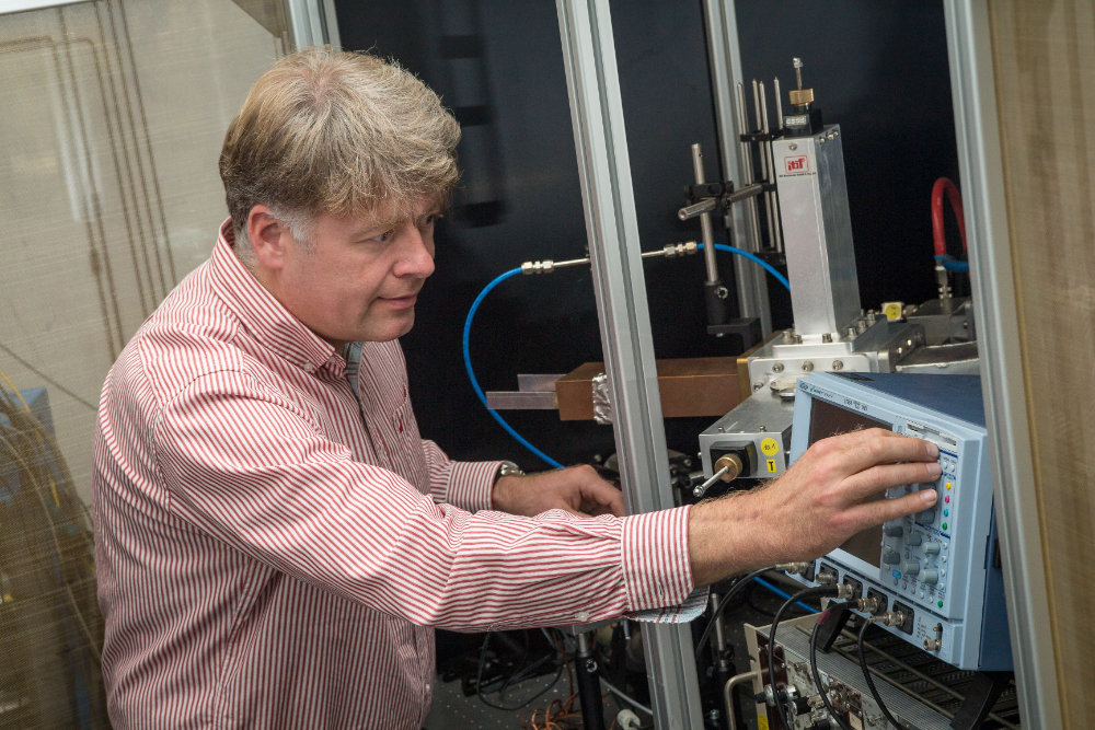 Prof. dr. ir. Gerard van Rooij gebruikt in het laboratorium een magnetron om plasma te maken en CO<sub>2</sub> te splitsen