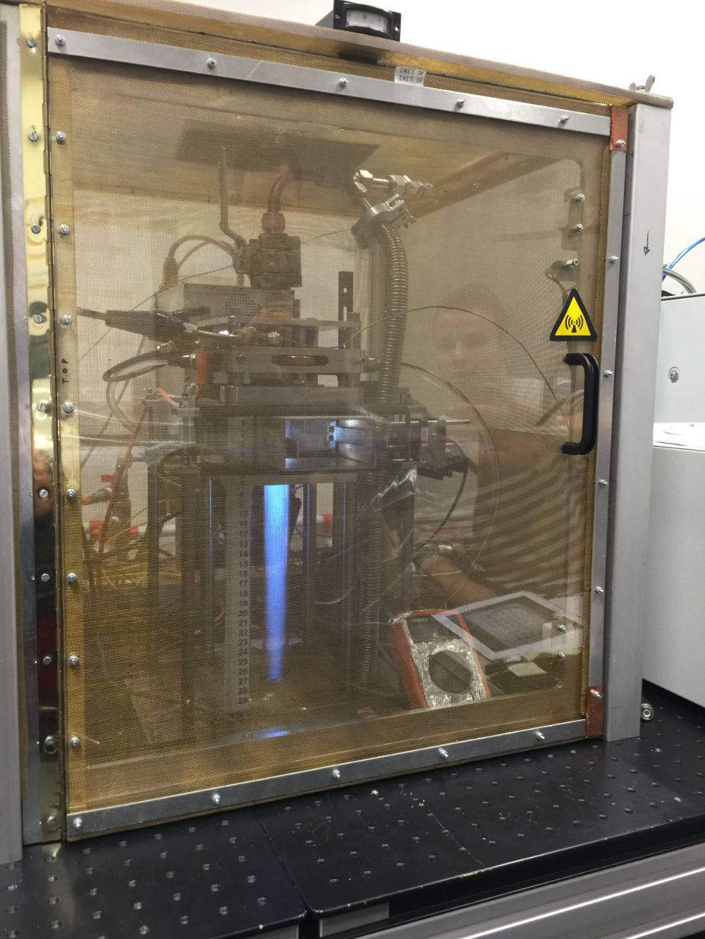 De experimentele opstelling in het laboratorium die in feite gebaseerd is op een keukenmagnetron