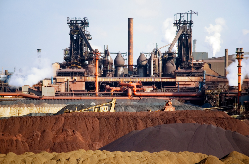 ArcelorMittal Gent (foto) en Tata Steel IJmuiden staan bovenaan op de lijst van grote industriële CO<sub>2</sub>-producenten, met emissies van respectievelijk 9 en 12 miljoen ton per jaar. De sector heeft maar weinig opties om deze CO<sub>2</sub>-emissies te reduceren (foto: ArcelorMittal Belgium)
