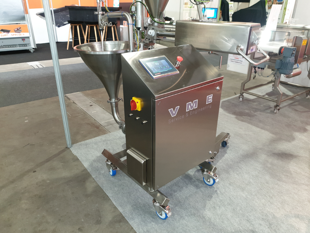 De nieuwe, volledig servoaangedreven doseermachine VSP heeft naast twee analoge ingangen ook een IO-Link connector voor procesbijsturing op basis van sensordata