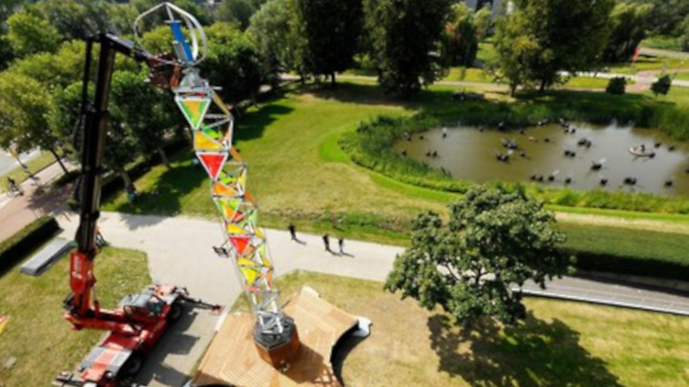 Fold-out energy tower for festivals