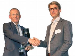 Le président du jury et gagnant MMY 2006, Herman Aerts (à gauche), a remis le prix à Bert Pieters de PepsiCo