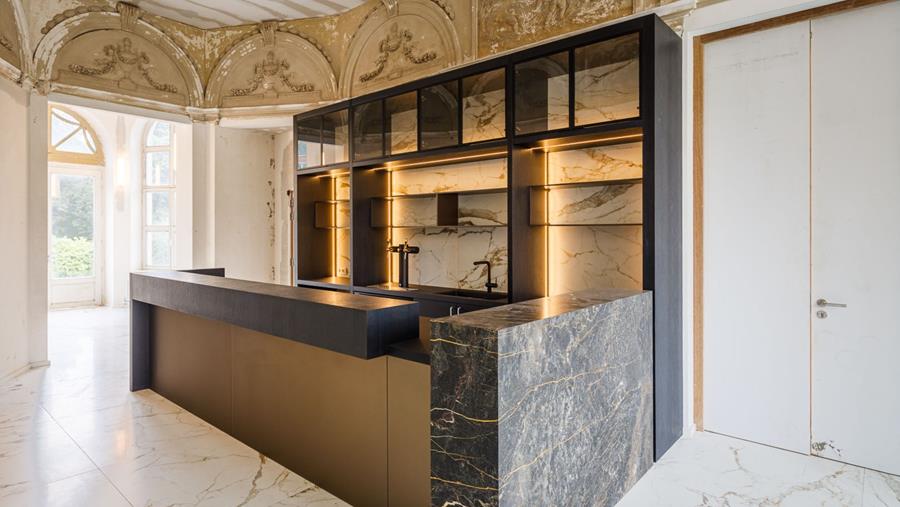 Barmeubel in eik, marmer en glas als eyecatcher van kasteel