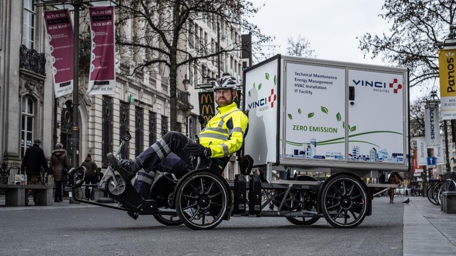 Les techniciens de VINCI Facilities exécutent des interventions en vélo cargo électrique