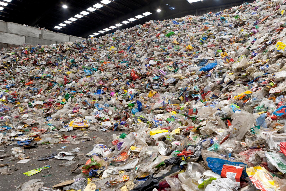 De post-consumer plastic afvalstroom is zeer complex van samenstelling. Het sluiten van de kringloop vergt veel inspanning op het gebied van sorteren en scheiden, bijvoorbeeld in de KSI (foto: Omrin)