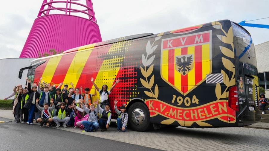 Spelersbus KV Mechelen brengt klas naar Technopolis