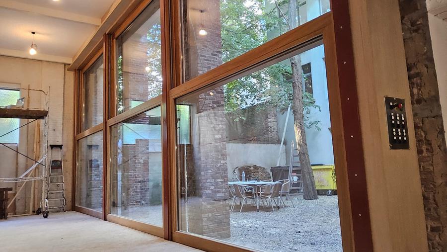 Des fenêtres coulissantes en chêne massif pour un cabinet d'architecture brugeois