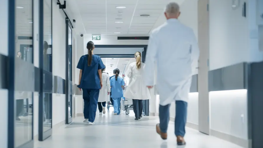 Britse ziekenhuizen gebruiken AI om wachttijden op spoeddienst te verkorten